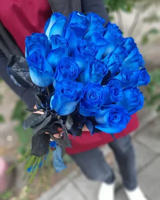 Синие розы с белыми \"Chess\" в коробке за 6 590 руб. | Бесплатная доставка  цветов по Москве