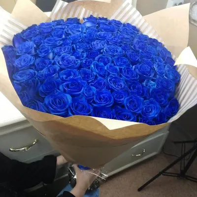 Синие розы это букет из свежих срезанных цветов. KROKUS - лучший интернет  магазин, доставка цветов в Риге