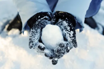 Первый снег в руках, одетый в варежки Стоковое Изображение - изображение  насчитывающей наслаждаться, здорово: 168558421