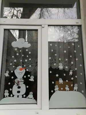 Рука ребенка с чертежом снеговика на окне Стоковое Изображение -  изображение насчитывающей заморозок, конструкция: 107948465