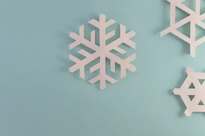 Снежинки отрезанные от бумаги Иллюстрация вектора - иллюстрации  насчитывающей холодно, декабрь: 28164704
