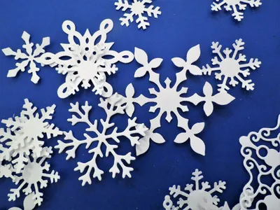 Как сделать снежинку из бумаги? 7 легких и красивых способов вырезания  снежинок своими руками | Поделки, Простые поделки из бумаги, Бумажное  ремесло