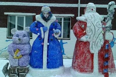 Спасибо военным за снежные фигуры, которые создают праздничную атмосферу!