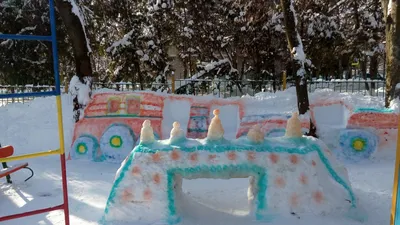 Снежные фигуры украсили двор на улице Терешковой