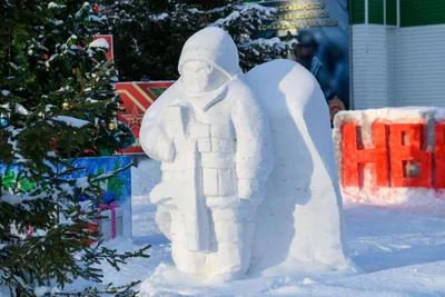 Астраханцы слепили необычные фигуры из снега на площади Ленина |  Радиостанция «Южная Волна»