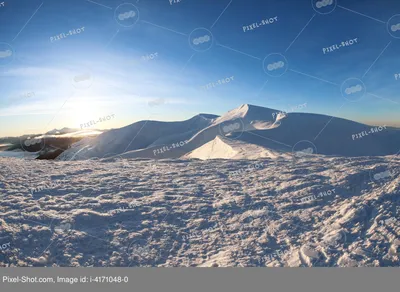 Фото Домик в окружении снежных гор и елей