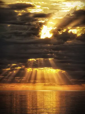 Небо и облака на закате солнца с лучами солнца Стоковое Изображение -  изображение насчитывающей природа, небо: 181396159
