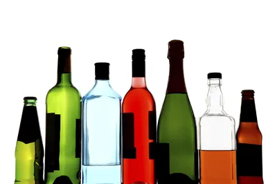 алкогольные коктейли поставляют крепкие спиртные бутылки спиртные напитки  спиртные напитки, а горькие бары бары, темно-зелёный вну Стоковое  Изображение - изображение насчитывающей напитка, джин: 270226277