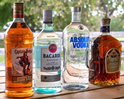 Алкогольные напитки на полках Редакционное Стоковое Изображение -  изображение насчитывающей товар, гипермаркет: 158404444
