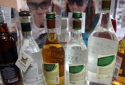 Красочные алкогольные напитки в стеклянных бутылках на белом :: Стоковая  фотография :: Pixel-Shot Studio