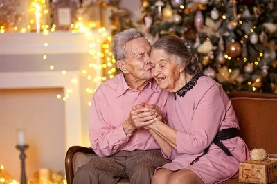 Красивые влюбленные старики Стоковое Изображение - изображение  насчитывающей бобра, пары: 156883145