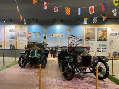 В Москве проходит выставка старинных автомобилей — Новости