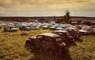 Уникальный музей старых автомобилей под открытым небом. Их тут больше 300 |  Грубое искусство | Дзен