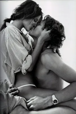 Фото Страстный поцелуй молодой пары