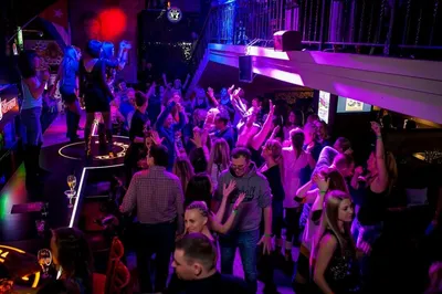 Изображение силуэт танца людей в ночном клубе «диско музыку от Dj на сцене  Стоковое Фото - изображение насчитывающей клуб, женщина: 203429794