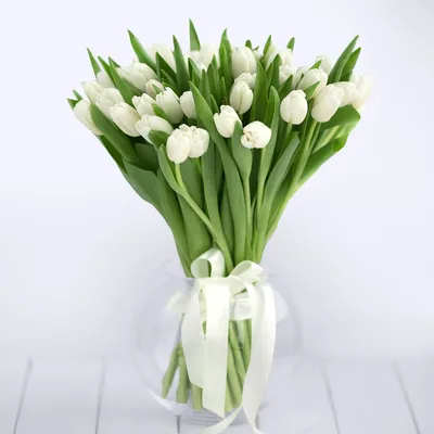 Белые тюльпаны в крафте купить по цене 1900.00 руб. с доставкой по Туле –  интернет-магазин «Расцветочка»