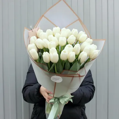 Белые тюльпаны в коробке (M) до 99 тюльпанов - купить в интернет-магазине  Rosa Grand