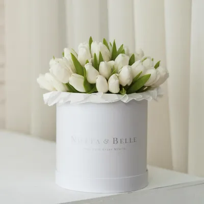 Фиолетово-белые тюльпаны в шляпной маленькой коробке заказать доставку в  Москве