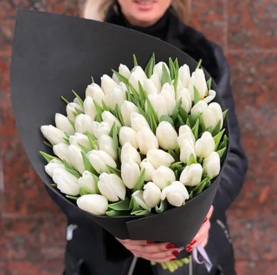 Белые тюльпаны с гипсофилой купить в Москве по цене 4999₽ | Арт. 104-891