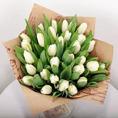 Заказать белые тюльпаны в коробке FL-243 купить - хорошая цена на белые  тюльпаны в коробке с доставкой - FLORAN.com.ua