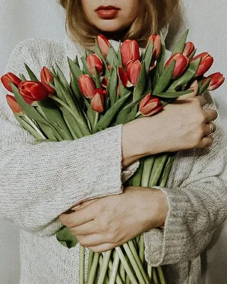 Картинки тюльпаны в руках фото