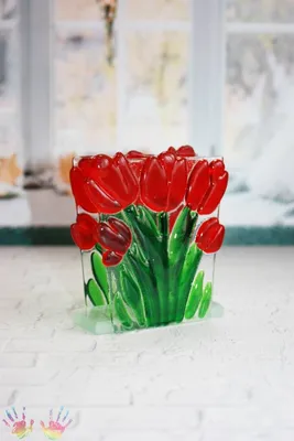 Красный Тюльпан В Руках Пожилой Женщины Вид Сверху — стоковые фотографии и  другие картинки Белый - iStock