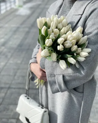 Букет тюльпанов в руках стоковое изображение. изображение насчитывающей  марш - 133701109