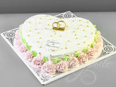 Праздничный торт торт в виде сердца с розами