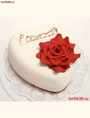 Праздничный торт торт в виде сердца с розами