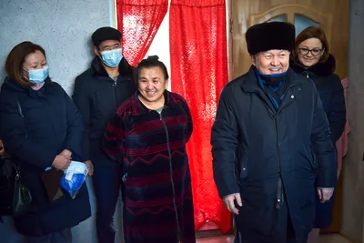Мэр Бишкека посетил семью, в которой родились тройняшки - | 24.KG