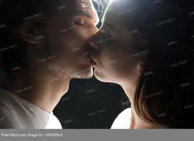 Романтическая пара подростков целуется в автобусе Фон И картинка для  бесплатной загрузки - Pngtree