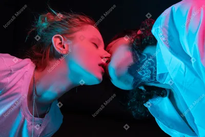 Целующаяся молодая пара на светлом фоне :: Стоковая фотография ::  Pixel-Shot Studio