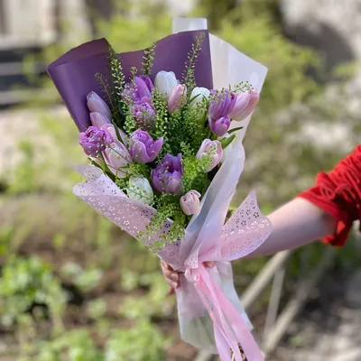 Букет из тюльпанов в вазе - заказать доставку цветов в Москве от Leto  Flowers