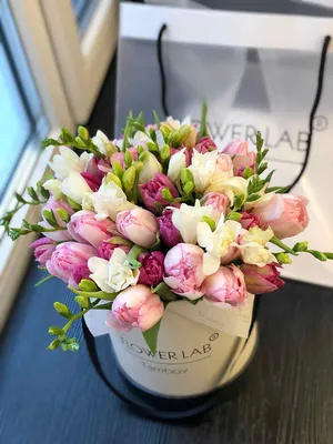 Букет цветов Тюльпаны и розы 💐 заказать в Москве с доставкой по цене 6 090  ₽ | Флористическое кафе VioletFlowers 🌷