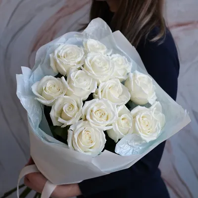 Купить Букет из 21 белой розы Премиум (70 см) с доставкой в Омске - магазин  цветов Трава
