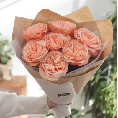 Букет цветов Любовь в красной шляпной коробке купить с доставкой в Москве