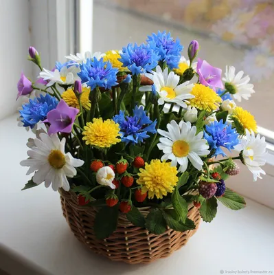 Сборная корзина с цветами Градиент | доставка по Москве и области