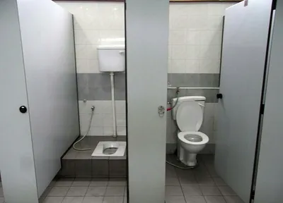 Зашивка бойлера и вентиляции в туалете над инсталляцией с двумя распашными  дверцами и открытой полкой для принадлежностей - на заказ в Москве