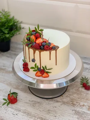 Украшение торта клубникой, малиной и шоколадными подтеками | Bolo de  gatinho, Bolo decorado com frutas, Bolos decorados com morangos