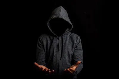 Человек В Капюшоне Без Лица Темно Показывая Средний Палец — стоковые  фотографии и другие картинки Бунтарство - iStock