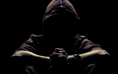 Человек в черном капюшоне, покрытый тенями неузнаваемый преступник без лица  люди и преступная концепция генеративный ии | Премиум Фото