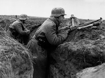 Немецкие солдаты в окопе на Восточном фронте — военное фото