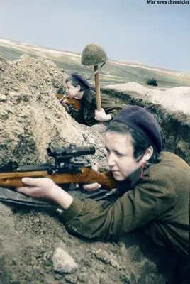 Группа советских женщин-снайперов на боевой позиции в окопе. | Пикабу