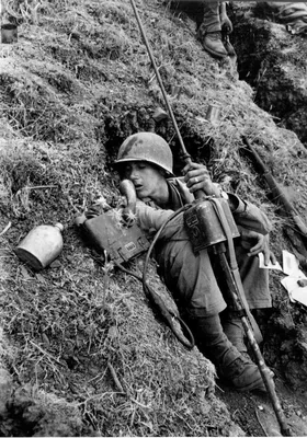 Американский солдат в окопе ведет переговоры по радиостанции в районе  итальянского города Троина — военное фото