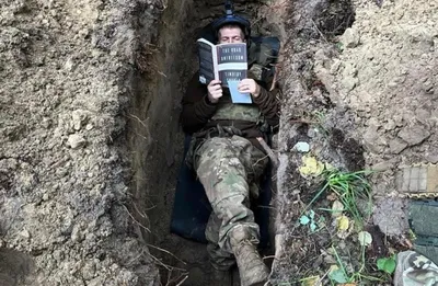 Сеть облетела фото военного, читающего в окопе книгу Снайдера - 24 Канал