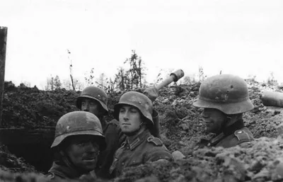 Немецкие солдаты в окопе — военное фото