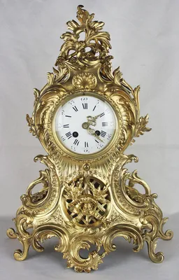 Старинные часы в стиле барокко