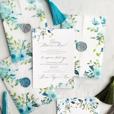 Приглашения на свадьбу в голубом цвете с цветами и кисточками