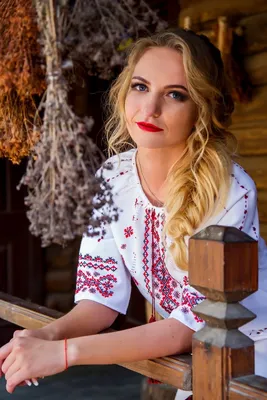 Красивая женщина в традиционном украинском стиле стоковое фото ©mochak  126386664
