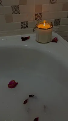 Ванна с лепестками роз розы лепестки пена для ванны романтика эстетика  минимализм свеча горит | Ванна, Ванная, Эстетика